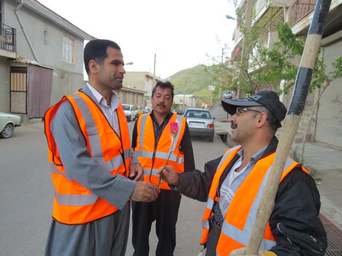 شهردار پاوه با گل از کارگران شهرداری تشکر کرد