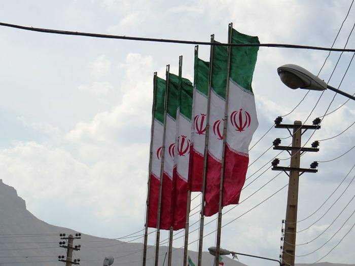 تعویض و نصب پرچم مقدس جمهوری اسلامی در سطح شهر