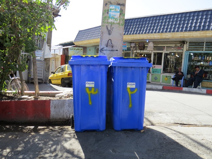 خرید و نصب ۱۵۰ عدد سطل مخصوص زباله ( مرحله دوم)در کوچه ها ، خیابانها و معابر سطح شهر