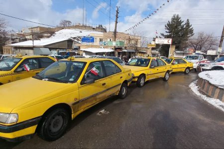 رژه تاکسی‌های درون شهری پاوه همزمان با آغاز دهه مبارک فجر انقلاب اسلامی